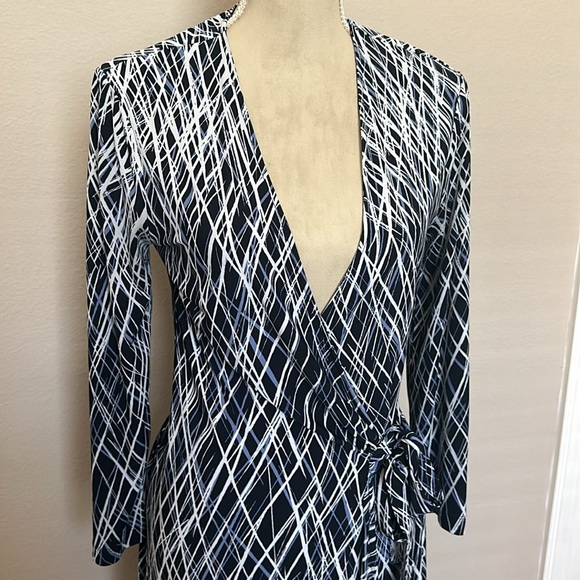 BCBG Max Azria women’s Adele printed wrap dress~ Medium - Picture 7 of 13